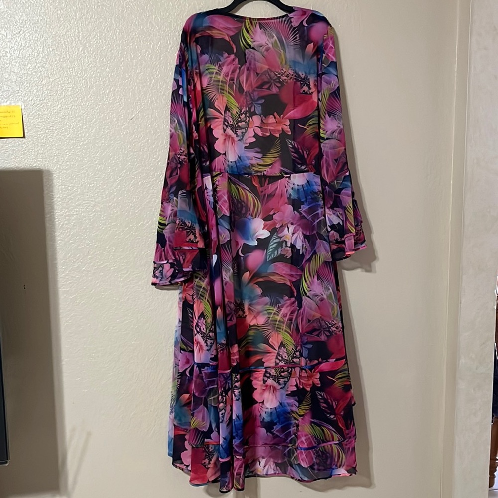 NWOT Torrid Maxi Pink Floral Chiffon Ruffle Hem
Coverup Kimono Size 3X - Picture 7 of 8
